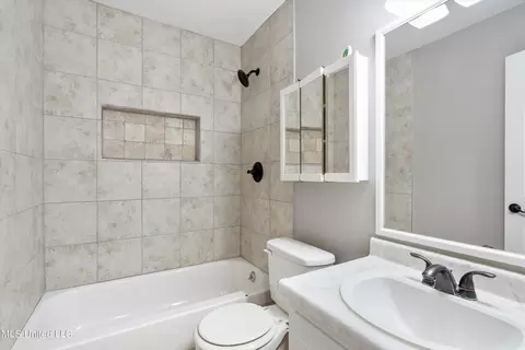 Bath - 809 Old Forge Rd, Southaven, MS 38671 photo 2 of 2