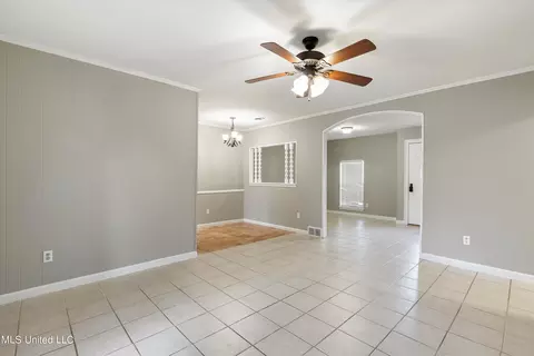 Living - 809 Old Forge Rd, Southaven, MS 38671 photo 2 of 2