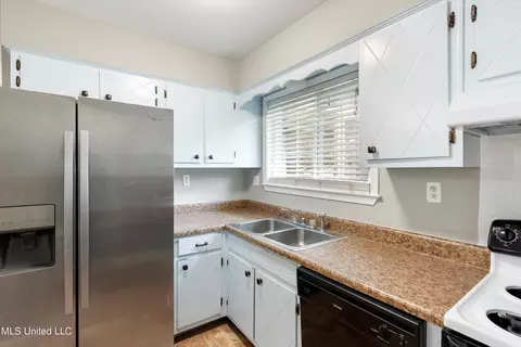 Kitchen - 809 Old Forge Rd, Southaven, MS 38671 photo 2 of 3