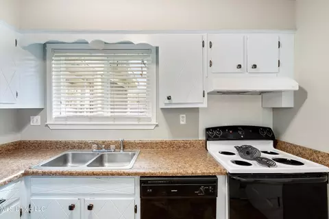 Kitchen - 809 Old Forge Rd, Southaven, MS 38671 photo 3 of 3