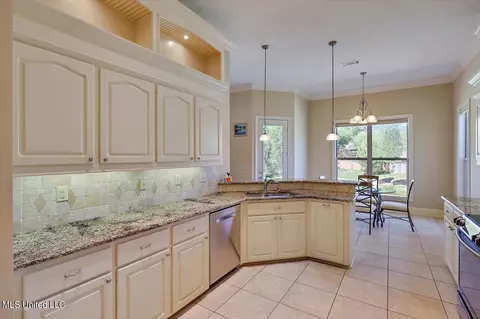 Kitchen - 202 Gladeview Ct, Brandon, MS 39047 photo 3 of 4