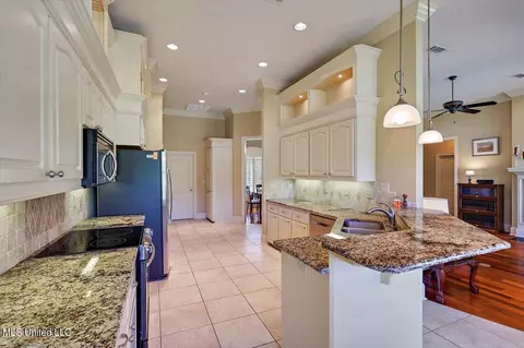 Kitchen - 202 Gladeview Ct, Brandon, MS 39047 photo 2 of 4
