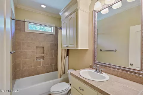 Bath - 202 Gladeview Ct, Brandon, MS 39047 photo 4 of 4