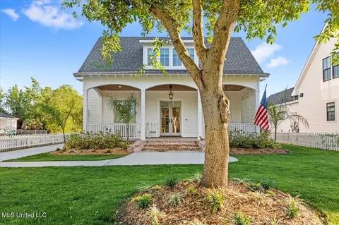 110 Felicity St, Bay Saint Louis, MS 39520