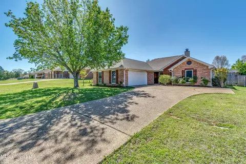 215 White Oak Pl, Pearl, MS 39208