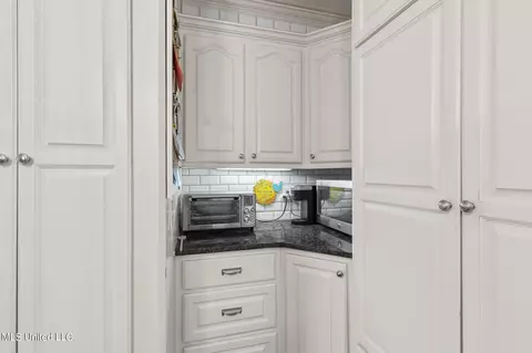 Kitchen - 573 Arbor Dr, Madison, MS 39110 photo 6 of 6