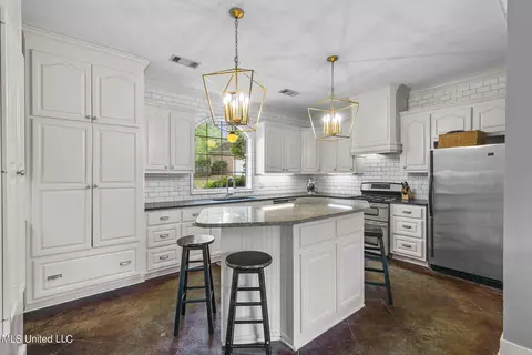 Kitchen - 573 Arbor Dr, Madison, MS 39110 photo 2 of 6