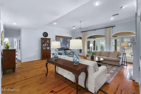 Living - 573 Arbor Dr, Madison, MS 39110 photo 6 of 9