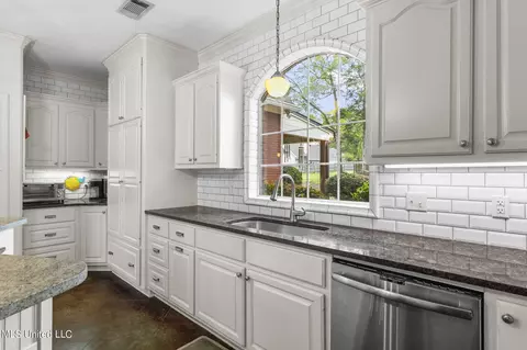 Kitchen - 573 Arbor Dr, Madison, MS 39110 photo 4 of 6