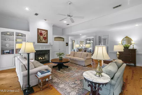 Living - 573 Arbor Dr, Madison, MS 39110 photo 4 of 9