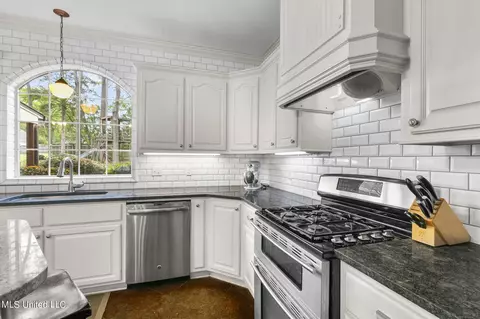 Kitchen - 573 Arbor Dr, Madison, MS 39110 photo 3 of 6