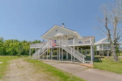 121 Vacation Ln, Waveland, MS 39576