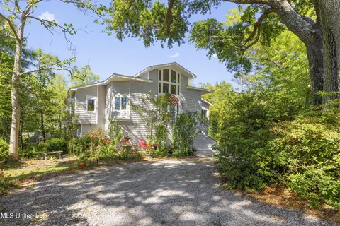 13904 Paraiso Rd, Ocean Springs, MS 39564
