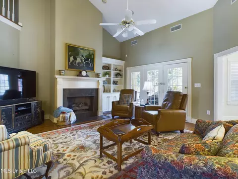 Living - 132 Derby Drive Dr, Madison, MS 39110 photo 2 of 3