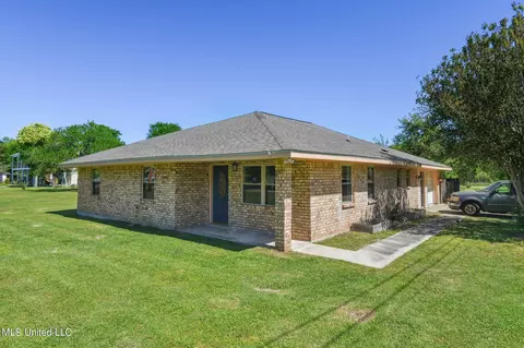 400 Surf St, Waveland, MS 39576