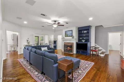Living - 2104 Silver Ln, Madison, MS 39110 photo 2 of 4