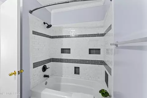 Bath - 859 Harbor Bend Dr, Brandon, MS 39047 photo 3 of 3