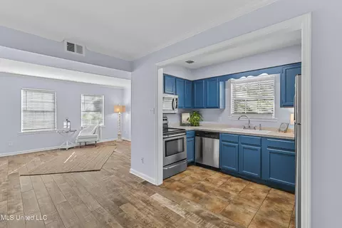 Kitchen - 859 Harbor Bend Dr, Brandon, MS 39047 photo 2 of 3
