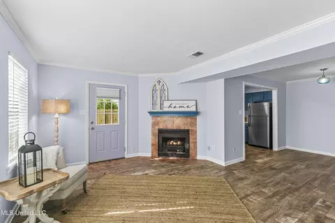 Living - 859 Harbor Bend Dr, Brandon, MS 39047 photo 2 of 2