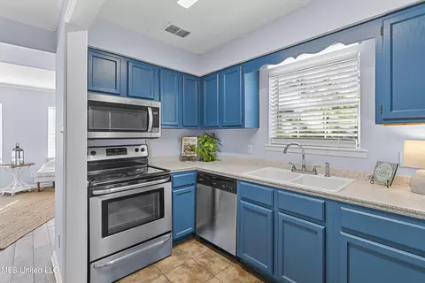 Kitchen - 859 Harbor Bend Dr, Brandon, MS 39047 photo 3 of 3
