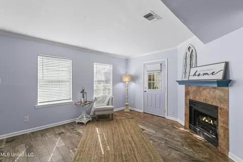 Living - 859 Harbor Bend Dr, Brandon, MS 39047 photo 1 of 2