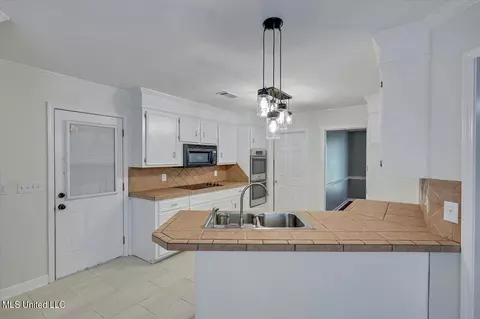 Kitchen - 30 Westridge Dr, Brandon, MS 39047 photo 1 of 5
