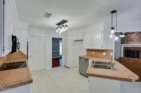 Kitchen - 30 Westridge Dr, Brandon, MS 39047 photo 2 of 5