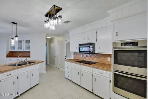 Kitchen - 30 Westridge Dr, Brandon, MS 39047 photo 3 of 5