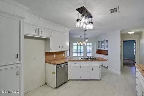 Kitchen - 30 Westridge Dr, Brandon, MS 39047 photo 4 of 5