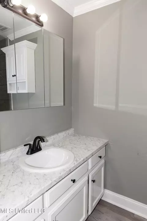 Bath - 3233 Riverbend Rd, Moss Point, MS 39562 photo 2 of 3