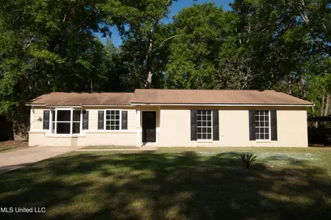 3233 Riverbend Rd, Moss Point, MS 39562