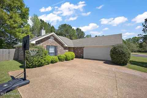 117 Oak Leaf Way, Pearl, MS 39208