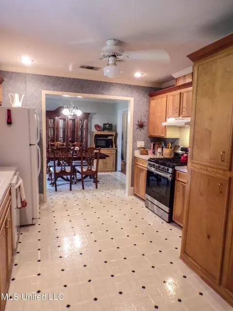 Kitchen - 249 N Ridge Dr, Madison, MS 39110 photo 2 of 3