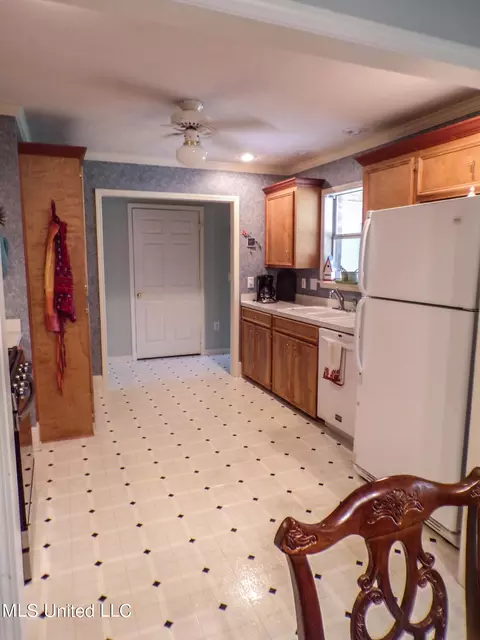 Kitchen - 249 N Ridge Dr, Madison, MS 39110 photo 1 of 3
