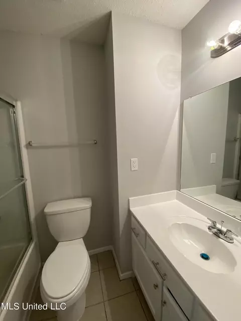 Bath - 6326 E Oak Run Dr, Olive Branch, MS 38654 photo 1 of 2