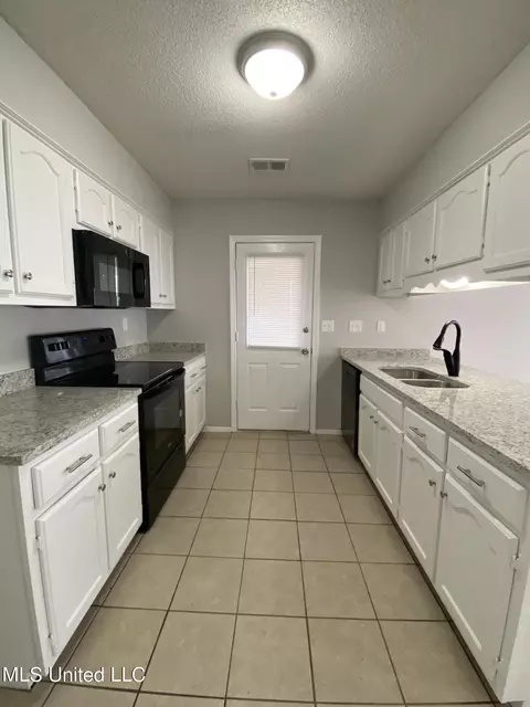 Kitchen - 6326 E Oak Run Dr, Olive Branch, MS 38654 photo 2 of 2