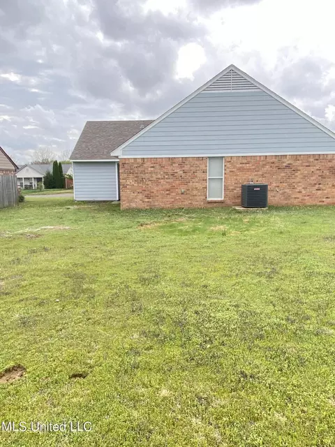 Exterior - 6326 E Oak Run Dr, Olive Branch, MS 38654 photo 3 of 3