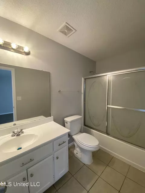 Bath - 6326 E Oak Run Dr, Olive Branch, MS 38654 photo 2 of 2