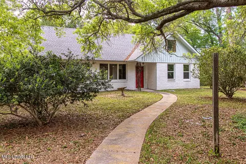 800 Dunbar Ave, Bay Saint Louis, MS 39520