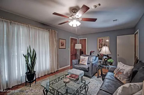 2232 Castle Hill Dr, Jackson, MS 39204 photo 2