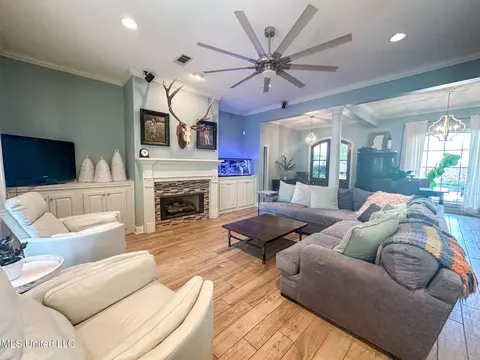 Living - 115 Timbercrest Ln, Brandon, MS 39047 photo 2 of 3