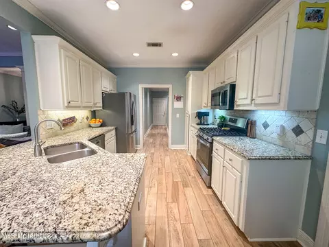 Kitchen - 115 Timbercrest Ln, Brandon, MS 39047 photo 1 of 1