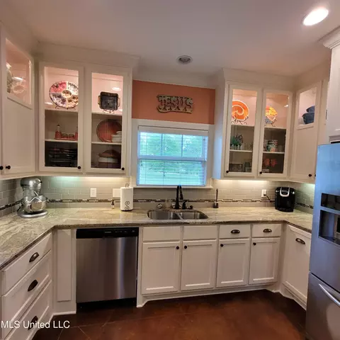 Kitchen - 20148 Midway Rd, Terry, MS 39170 photo 5 of 7