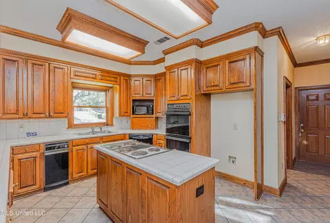 Kitchen - 1433 Highland Park Dr, Jackson, MS 39211 photo 2 of 5