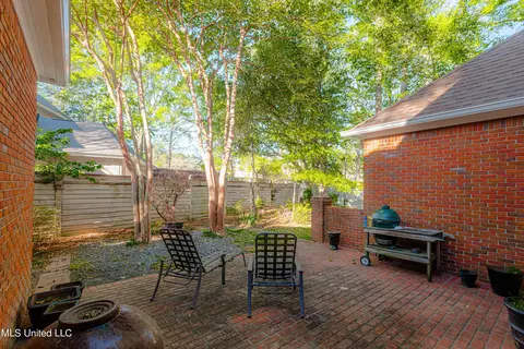 Exterior - 1433 Highland Park Dr, Jackson, MS 39211 photo 6 of 9