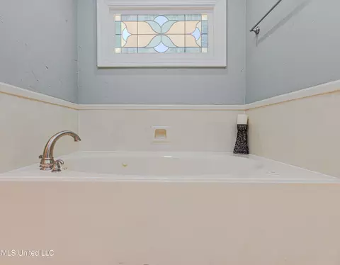 Bath - 1433 Highland Park Dr, Jackson, MS 39211 photo 5 of 11