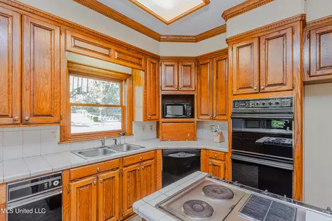 Kitchen - 1433 Highland Park Dr, Jackson, MS 39211 photo 4 of 5