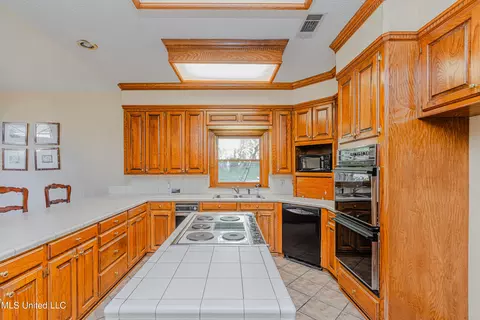 Kitchen - 1433 Highland Park Dr, Jackson, MS 39211 photo 3 of 5