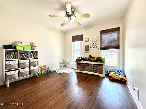Living - 2088 Aspen Dr, Nesbit, MS 38651 photo 8 of 8