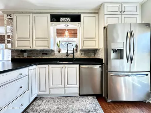 Kitchen - 2088 Aspen Dr, Nesbit, MS 38651 photo 1 of 2